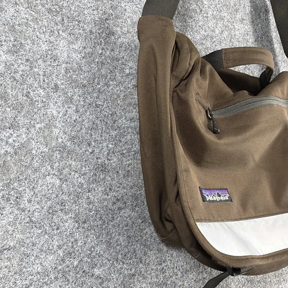 Patagonia (48279) Large Critical Mass Padded Messenger Bag Cycling EUC 2009